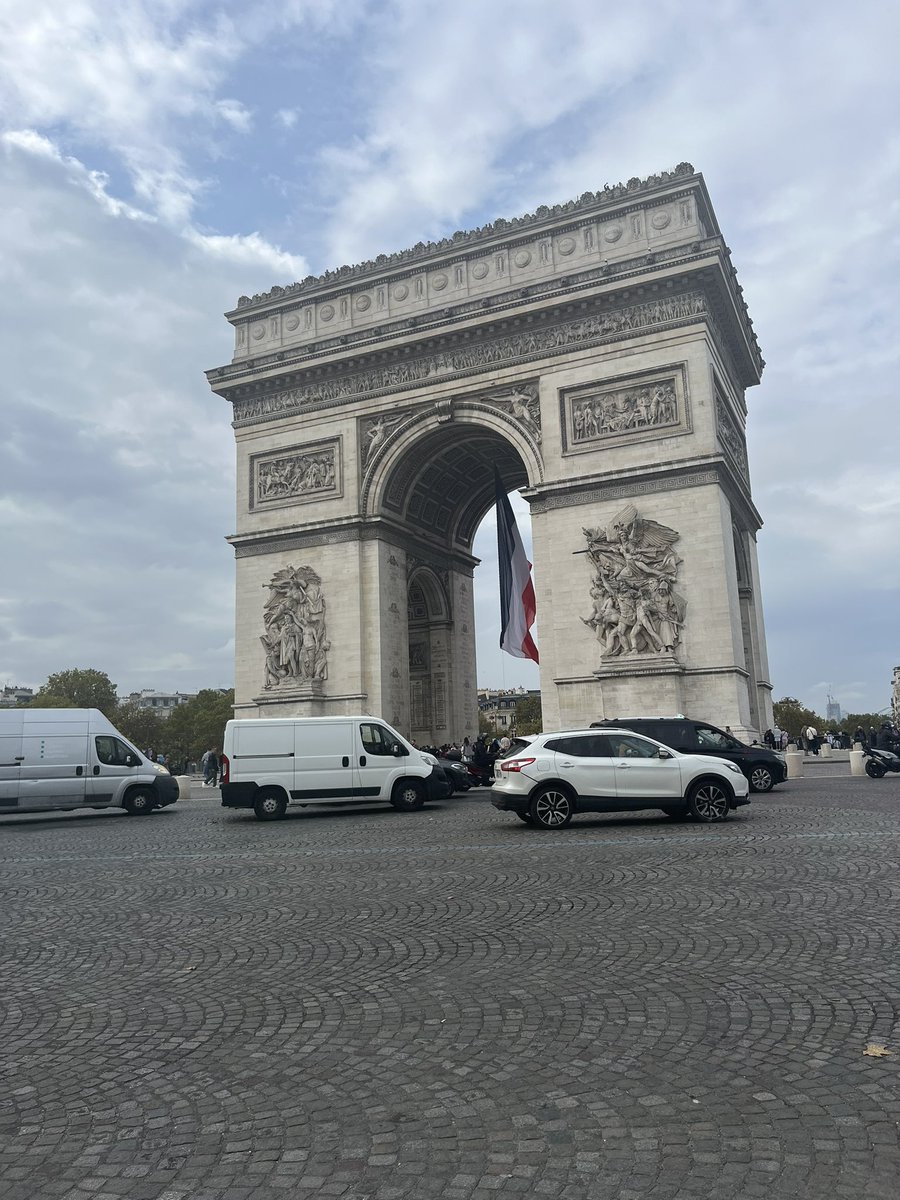 meows4kit's tweet photo. travelled to Paris to catch a glimpse of ruby 🙏🙏 https://t.co/4uVZgzyLq3