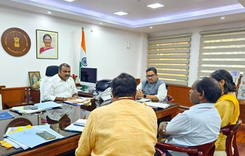PIB_India's tweet photo. .@MIB_India to setup iGOT Lab to facilitate Online Learning for Employees

The Union Minister of State for Information and Broadcasting and Parliamentary Affairs, @Murugan_MoS has directed the Ministry to set up an iGOT Lab to facilitate online learning for all employees within the Ministry

This initiative follows a comprehensive review of the Ministry's annual Capacity Building Calendar and the onboarding status of employees onto the iGOT portal

Read here: https://t.co/sPVowy8Oaz