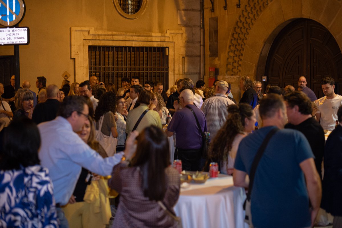 🎉 ¡Así disfrutamos en el ágape del 10 de octubre! Nos reunimos para una noche llena de buena compañía, música en vivo, tapas y bebidas. 🍷🥂 Gracias a todos por hacer de esta velada un momento especial. ¡Seguimos celebrando el cine y la sostenibilidad en #DistopíaFestival! 💚✨