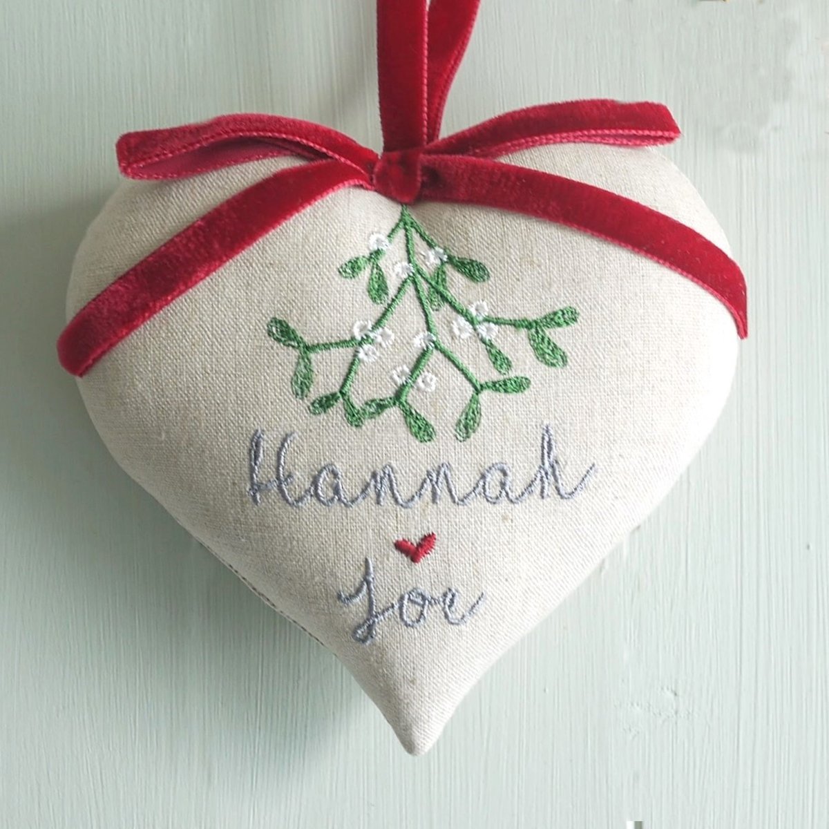 Linenhearts's tweet photo. Couple's Christmas Mistletoe Heart Decoration
#1stchristmasmarried #Christmas2024 #Christmastree #christmasdecorations #handmadegift https://t.co/BqDUOFG5Vi
