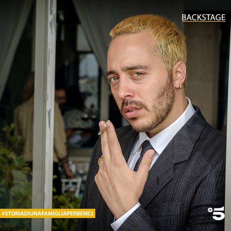 fictionmediaset's tweet photo. In attesa della seconda, inedita puntata di #StoriaDiUnaFamigliaPerbene2, venerdì in prima serata su #Canale5, gustiamoci insieme qualche altro scatto di backstage! 📷🎬💥♥️

#GiuseppeZeno #SimonaCavallari
#VanniBramati #FedericaTorchetti #AlexLorenzin #AlessandroPess #MarcoFalaguasta #EliaMarangon #SoniaAquino #ChiaraVinci #MatildeSofiaFazio #ElenaCantarone #VitoMancini #AlessioGallo #EugenioRicciardi #AngeloLibri #DomenicoMancini #PierFrancescoNacca #MonicaDugo #DennyMendez #MargarethMadè

#11marzofilm #StefanoReali @MedInfinityIT  @QuiMediaset_it