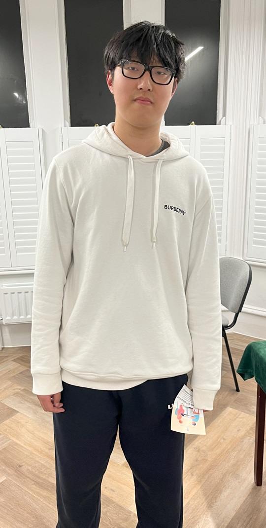 Great evening with young Oxford IM Yichen Han who took on 17 of our finest in a tough clock simul (W9 D5 L3). Congratulations to Shambavi Hariharan for winning the best game prize. Thank you Yichen!