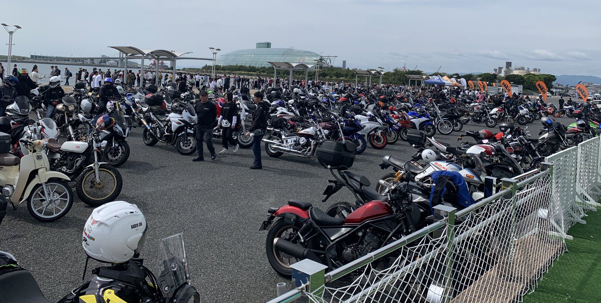 null_camp's tweet photo. お三方が動画あげてるので感想を。下道5時間かかるのを覚悟して行って来ました。1万五千人も並んだんだって確かに隣りの水族館まで続いてた、写真撮影でもうちょっと話してリクエストしておけばよかったなぁと後悔。momongafesは毎年あるのでまたリベンジするよ
#いわきららミュウ https://t.co/zZcXOEBDvK