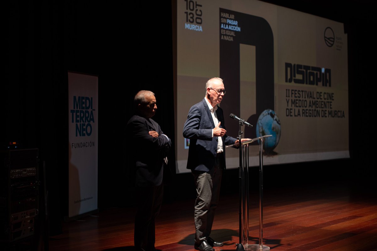🎬 ¡Inauguración de lujo en #DistopíaFestival! 🎉 Tras un ágape con música y tapas, comenzamos a las 21:00 h con la proyección de Drylands en la Fundación Mediterráneo, con la presencia de su director, Ramón Monedero. 🌱✨ ¡Una noche de cine y reflexión sobre la desertificación!