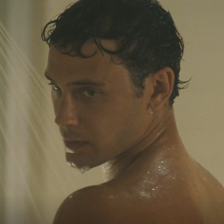 SeriesBrasil's tweet image. Um GRANDE profissional! Cooper Koch confirma que NÃO usou prótese peniana na cena do chuveiro em “Monstros: Irmãos Menendez”.