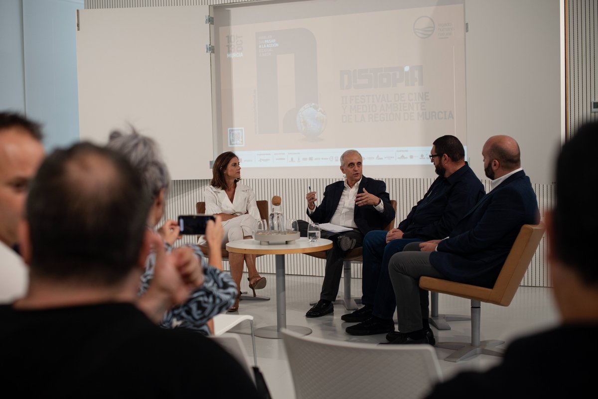 🌍💼Mesas de Trabajo: Hacia la Responsabilidad Medioambiental 
El 11 de octubre reunimos a empresas murcianas líderes en innovación y sostenibilidad. Durante #DistopíaFestival, compartieron experiencias y buenas prácticas, demostrando que es posible crecer y cuidar el planeta. 🌱