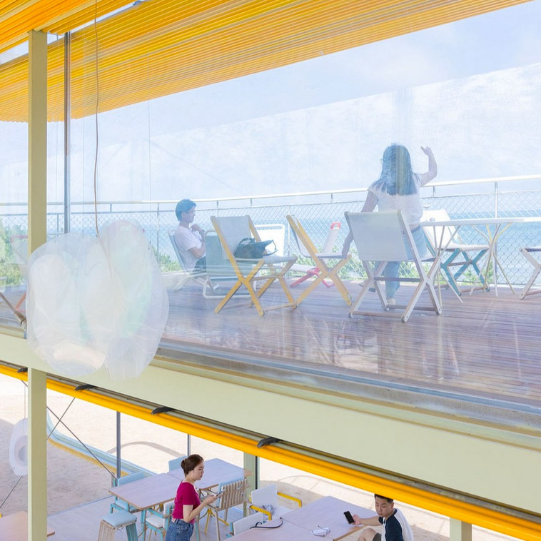 dvelasdesign's tweet photo. Explorando la integración perfecta entre diseño y funcionalidad, la silla plegable CREW de DVELAS se presenta como un elemento destacado en el entorno del Coffee and Beach Chiringuito, situado en la playa de Rizhao, China. Un espacio concebido por los arquitectos selgascano. https://t.co/6ngOaEx7F6
