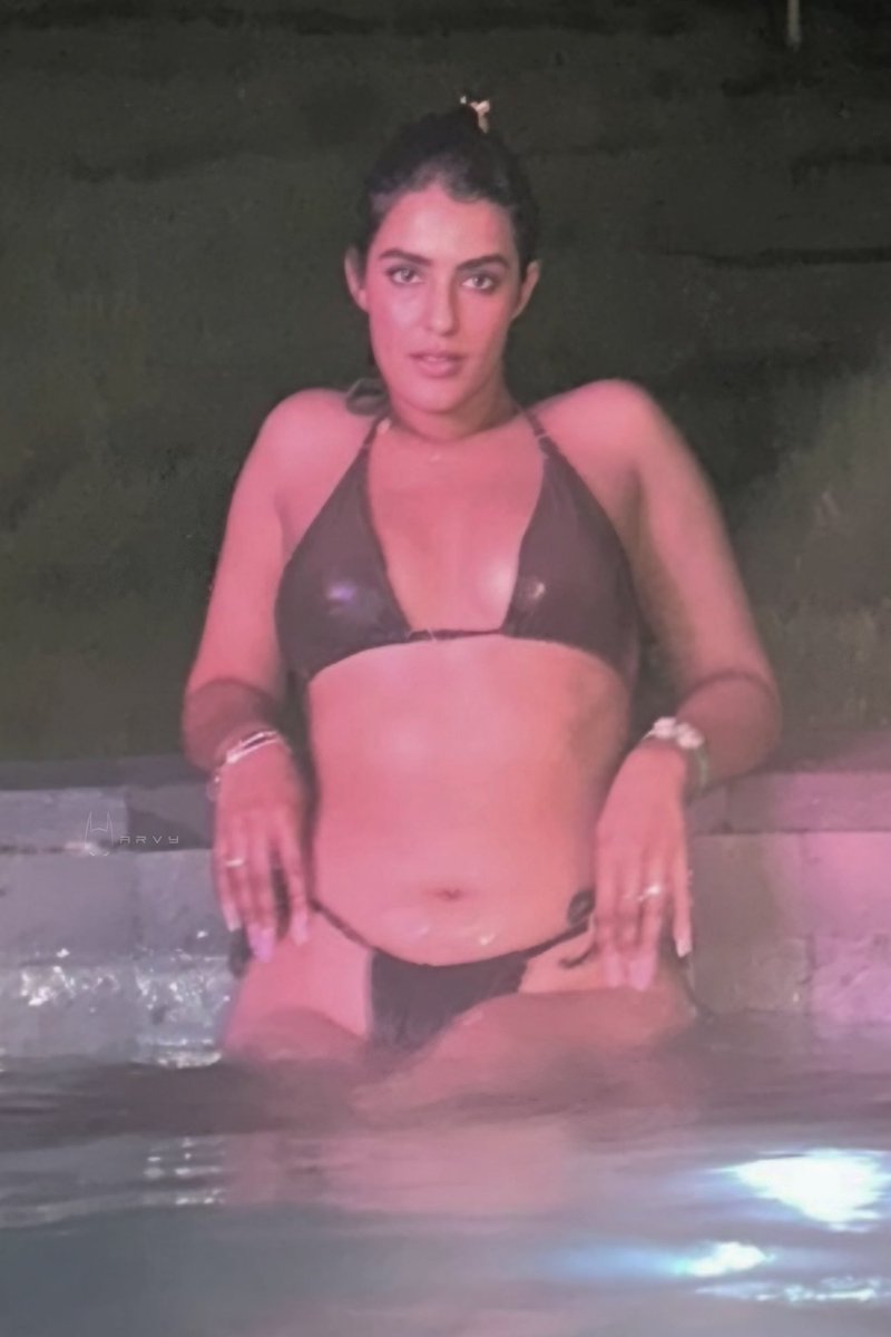 DarkMasti's tweet photo. Remember Kavya? Unexpected bikini snap from her...
#KavyaThapar #Maharashtra #PragyaNagra #SamanthaRuthPrabhu #AskAjay #VarunDhawan #OviyaHot #NagaChaitanya #PoojaHegde #Samantha #AnupamaParmeswaran #ArrestRheaChakraborty #SalaarCeaseFire #Shrut https://t.co/FrGCKmihR2