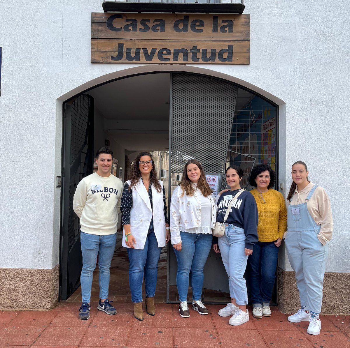 🤝 <a href="/anagonzalez710/">Ana González</a> destaca el compromiso con la empleabilidad de los jóvenes.

La responsable del <a href="/IAJuventud/">Instituto Andaluz de la Juventud</a> ha visitado en La Carolina a los chicos y chicas contratados por el Ayuntamiento, a través de un ayuda de la Junta, para prestar servicios en la Casa de la Juventud.