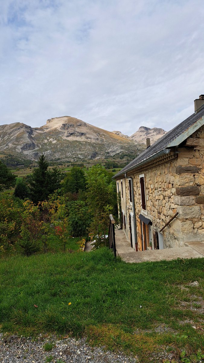 LPNews_PACA's tweet image. 🍽 5️⃣5️⃣0️⃣ plateaux repas sont livrés chaque mois au #Dévoluy ! Depuis cet été une factrice dédiée sillonne les routes de montagne et fait de la veille sociale. Plus de 1️⃣0️⃣0️⃣0️⃣ repas sont livrés chaque mois dans les Hautes-Alpes. 
#LaPoste #PetitsPlatsPortés