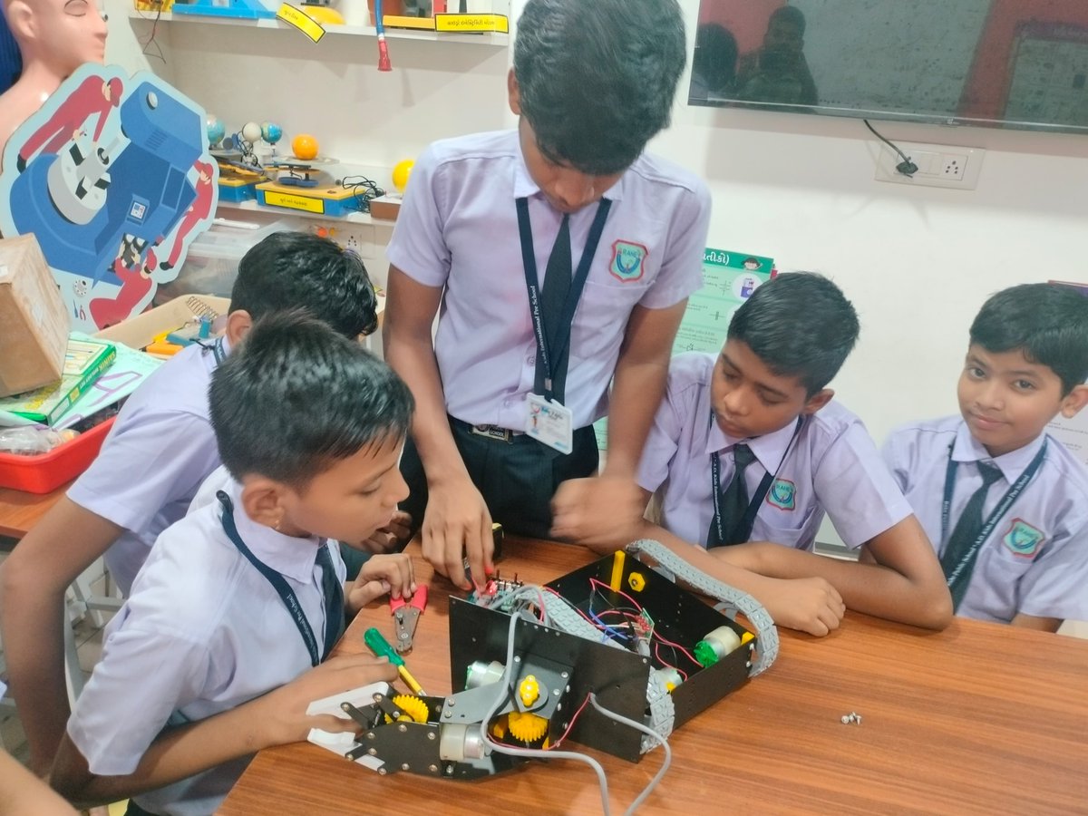 RespireLearning's tweet image. Happy #NationalStudentsDay! 🎓
Every year on October 15, we celebrate the contributions of Dr. APJ Abdul Kalam, a visionary educator and former President.
His passion for learning and his dedication to students continue to inspire us all.
#STEM #Education #FutureLeaders