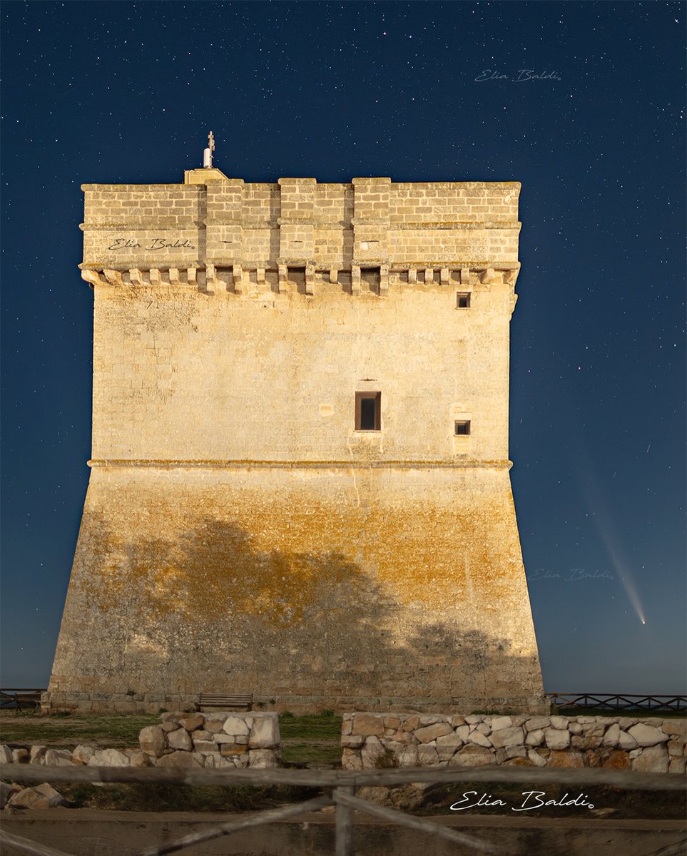 Comet C/2023 A3 Tsuchinshan-Atlas over Puglia ✨☄️
#WeAreinPUGLIA       

📸 
Castel del Monte - @quintovittorio
Porto Cesareo - @eliabaldi 
Trani - @tarantiniluca