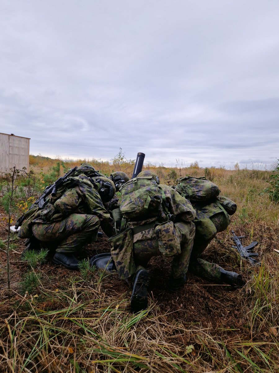 KaartinJR's tweet photo. Uudenmaan jääkäripataljoonan viiden päivän erikoiskoulutusjakson ampuma- ja taisteluharjoitus on käynnissä. Tänään kranaatinheitinjoukkueella oli #Santahamina'ssa ensimmäiset suora-ammunnat.
#kaartjr #uudjp #varusmiespalvelus #varusmiehet https://t.co/YW5c9eufLi