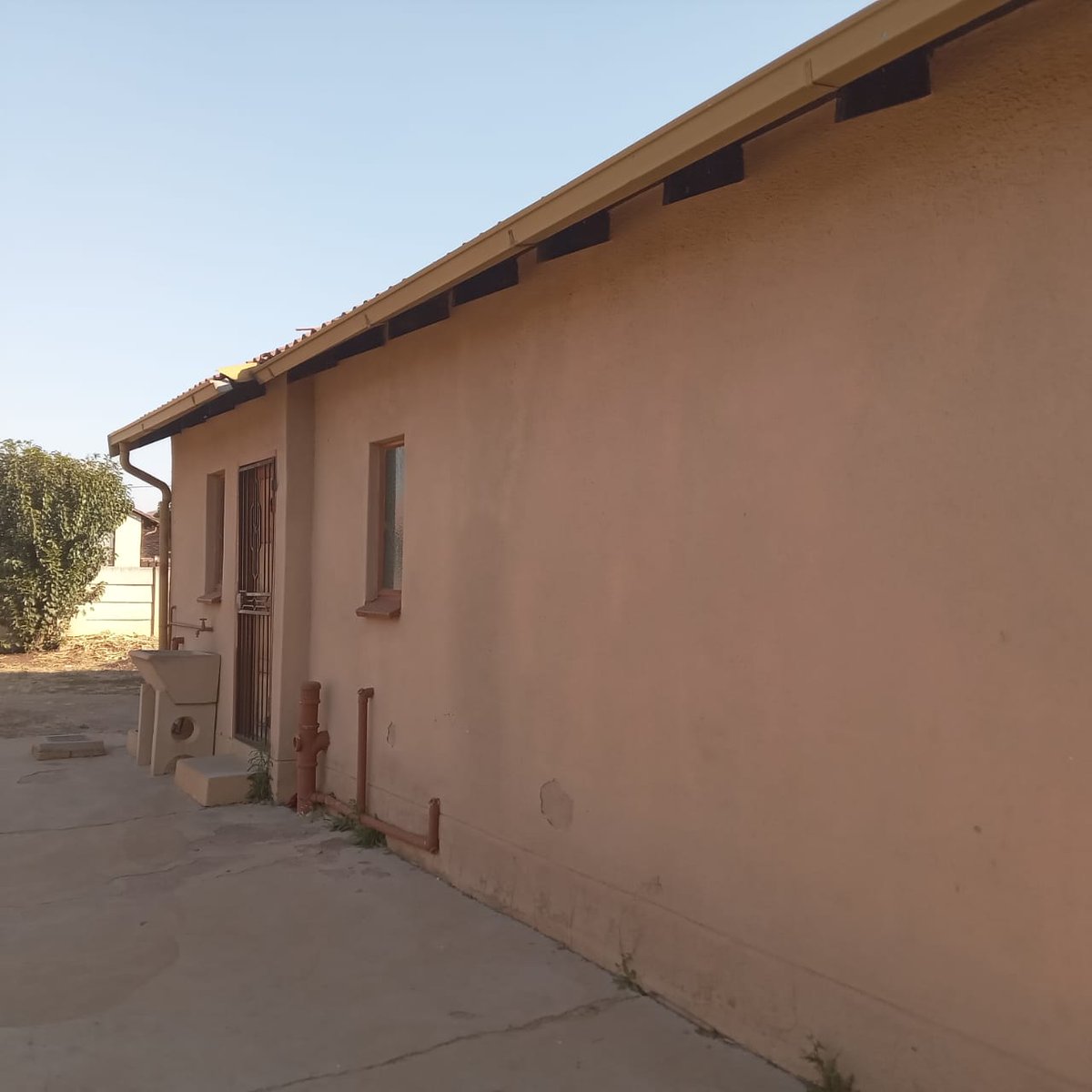 Property_PTA's tweet image. Rental house
2 bedroom; open plan dining lounge and kitchen : Karenpark next to Wonderpark Mall: 
R5 500