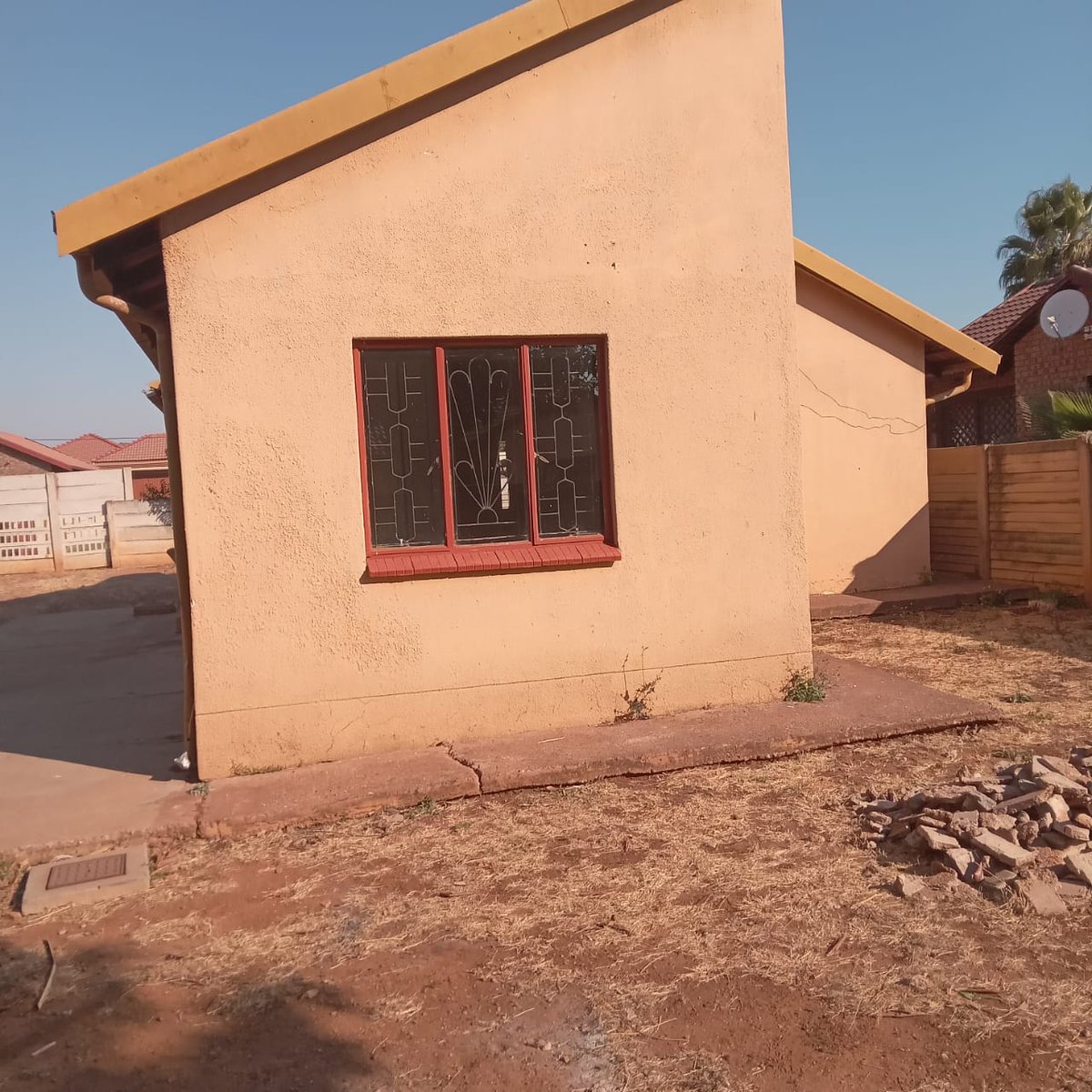 Property_PTA's tweet image. Rental house
2 bedroom; open plan dining lounge and kitchen : Karenpark next to Wonderpark Mall: 
R5 500