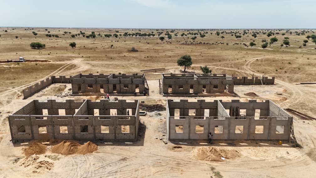 🟢En cours à #Diffa
Après la station de pompage , bientôt une école et un centre de santé au #PolePastoral de #AlBourdj ! 

 Déja, ➕de 5⃣0⃣0⃣0⃣ éleveurs accèdent à l'eau 

 4⃣0⃣0⃣ enfants auront enfin une école dans leur terroir

Un avenir meilleur se dessine, jour après jour.🌱