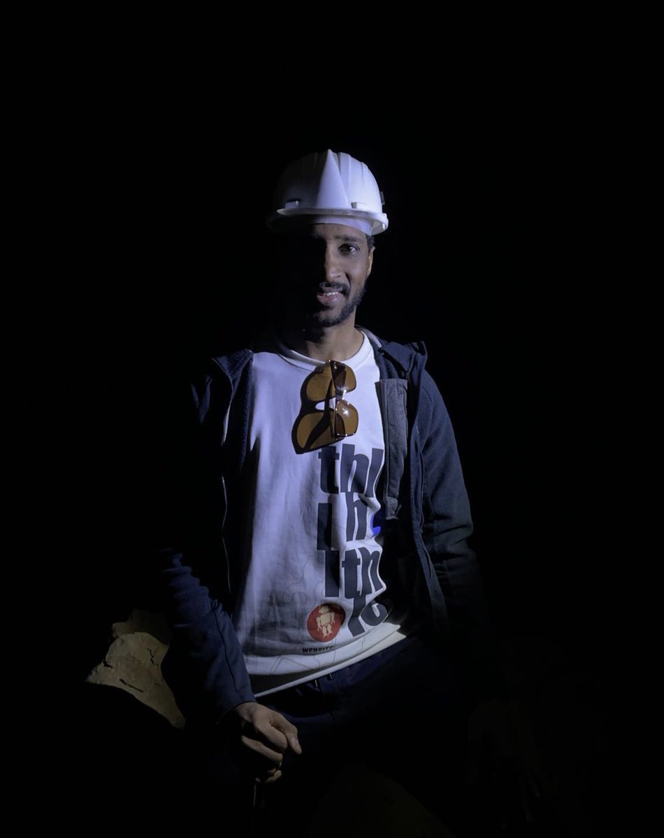 في لحظة من اللحظات، وجدت نفسي غارق في ظلام التحديات والصعوبات، حيث بدا أن كل شيء حولي غير واضح 👨🏻‍🦯، ولكن بدلًا من أن ألعن الظلام، قررت أن أضيء شمعة 🕯️

قررت أن أكون أنا من يخلق الضوء في تلك اللحظة، وأبحث عن الفرص في كل تحدي. تلك الشمعة التي أشعلتها بدأت تنير لي الطريق وتكشف لي