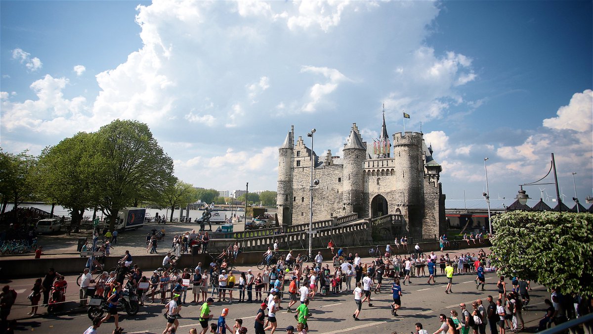 Deze zondag is het #AntwerpMarathon 🏃‍♀️🏃‍♂️ Je verplaatst je dan het vlotste zonder auto, kom dus Slim naar Antwerpen met het openbaar vervoer, step of fiets 🚌🛴🚲 Plan je route op bit.ly/3Ub70Mi