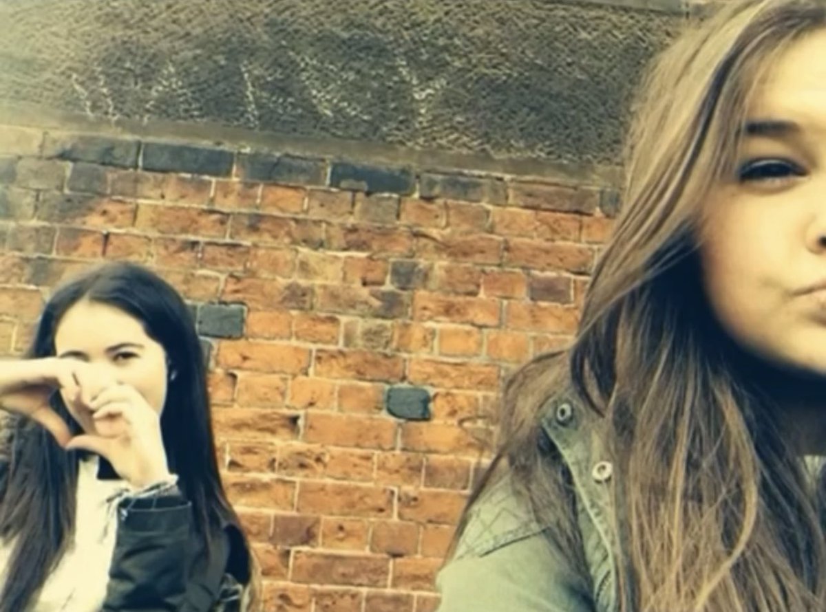 kxxte's tweet image. Everyone wishes they were 2014 me and Chantelle with Harry’s name on an empty wall in HC