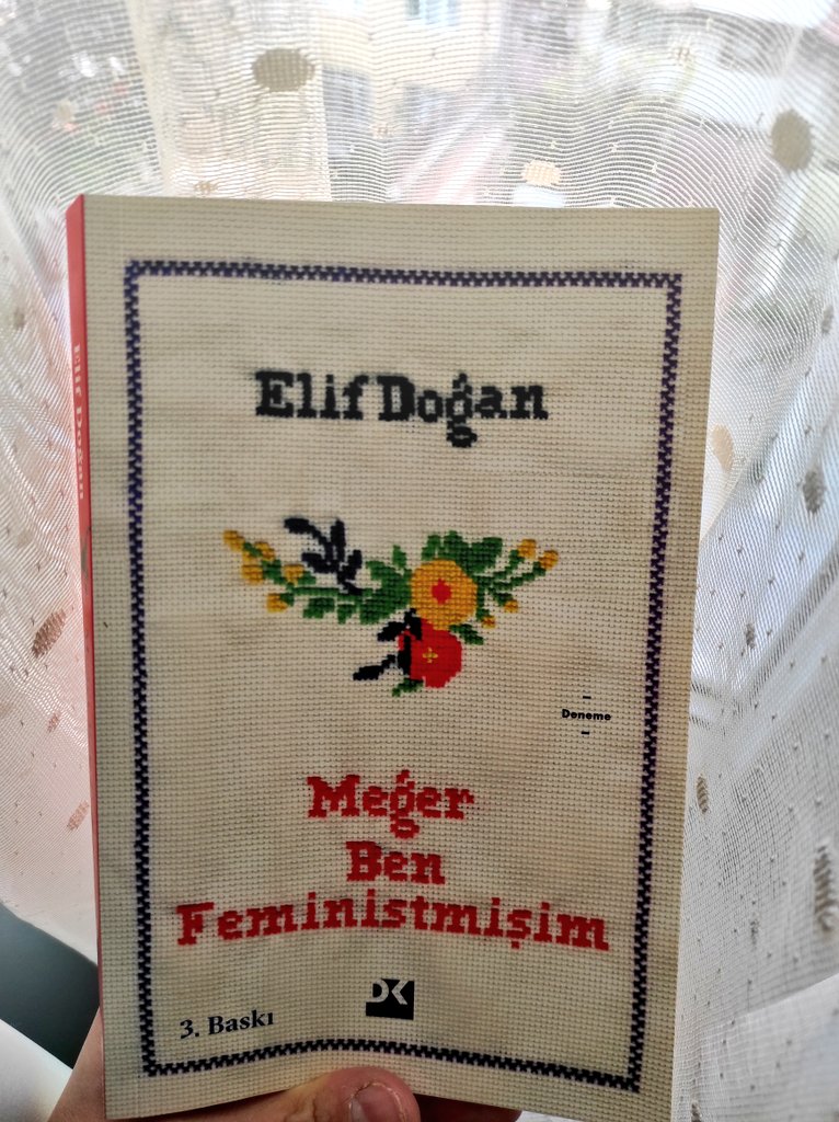 "Anneler, kadınlar tek başlarına bütün sistemi değiştiremezler.Direnebilirler, ses çıkarabilirler ancak kalıcı bir değişikliği tek taraflı olarak, tek başlarına yapamazlar.Sorun kadınlarla başlamadı, sadece kadınlarla da bitmeyecek." @BlogcuAnne 
Nasıl güzel bir kapak ve kitap 💜