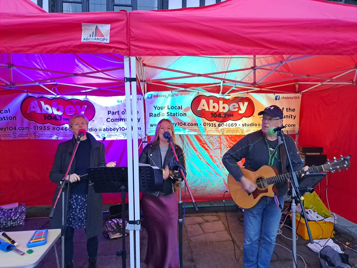 Abbey_104's tweet photo. Cord of 3 on the Abbey104 stage #packmondayfair with some fantastic harmonies. Thank you Becky, Abbie &amp; Keith 👏🎶 https://t.co/4pUx7KQaDI
