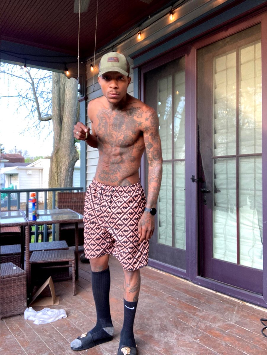 Blaize3x3's tweet photo. I was Just Back Home Chilling in Chicago - I Was proud to see that my Family took a small part of Chicago over because we a Boss Ass family. 
When I went home I received Some Versace flip Flops fendi Shorts- They was trying to make me feel like we Not Broke family nomore- https://t.co/6sTmToOfWG