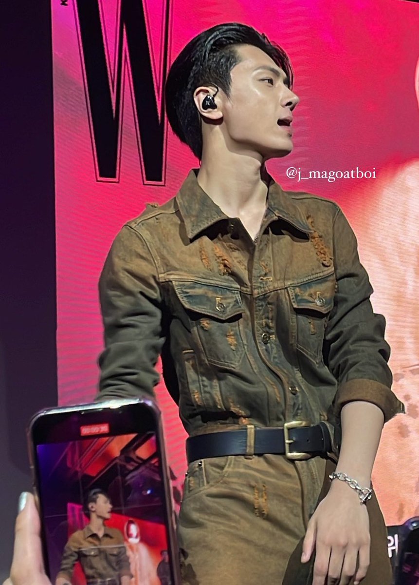 OHMYGOD JAY ??? 😳
