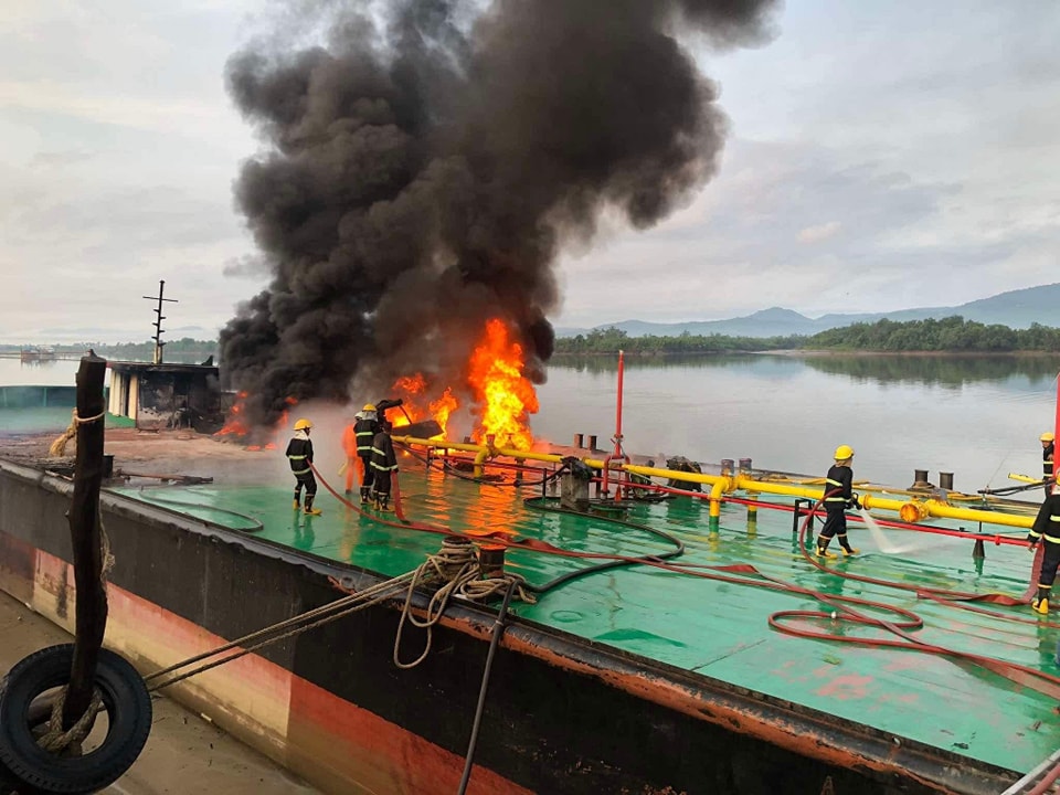 TheNationVoice2's tweet photo. စက်သုံးဆီ သိုလှောင်ထားတဲ့ ဆီတင်တွဲမီးလောင်ပေါက်ကွဲမှုကြောင့် ရှစ်ဦးသေဆုံး သုံးဦးဒဏ်ရာရကာ တစ်ဦးပျောက်ဆုံးနေ

အောက်တိုဘာ ၁၅၊ The Nation Voice 
 သတင်း - 555
သတင်းအပြည့်အစုံဖတ်ရန်

https://t.co/a9AWo6mVDY https://t.co/JRrgGRsRbf