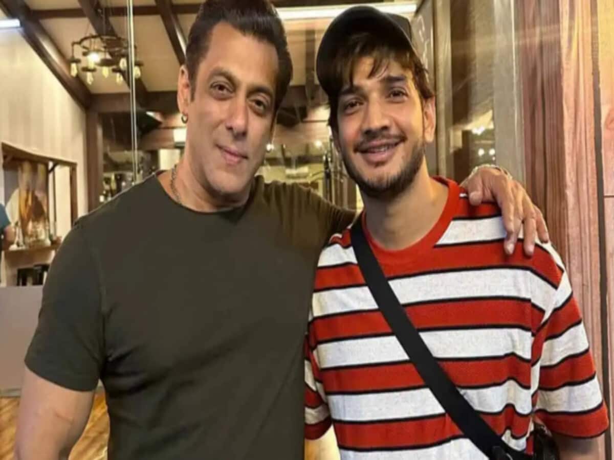 epanchjanya's tweet photo. लॉरेन्स बिश्नोई के डर से दहशत में कॉमेडियन मुनव्वर फारूकी!

कॉमेडियन मुनव्वर फारूकी की सुरक्षा बढ़ाई गई।

कॉमेडियन मुनव्वर फारूकी भी लॉरेंस बिश्नोई के निशाने पर।

बाबा सिद्दीकी की हत्या के बाद इस बात की चर्चा तेज है कि लॉरेंस बिश्नोई गैंग के निशाने पर और कौन-कौन हैं?

बिग बॉस 17 के विनर और फिलहाल गेमिंग शो प्लेग्राउंड सीजन 4 को होस्ट कर रहे मुनव्वर फारुकी बिश्नोई गैंग के निशाने पर है।

मुंबई पुलिस ने इसी वजह से मुनव्वर की सुरक्षा बढ़ा दी है।