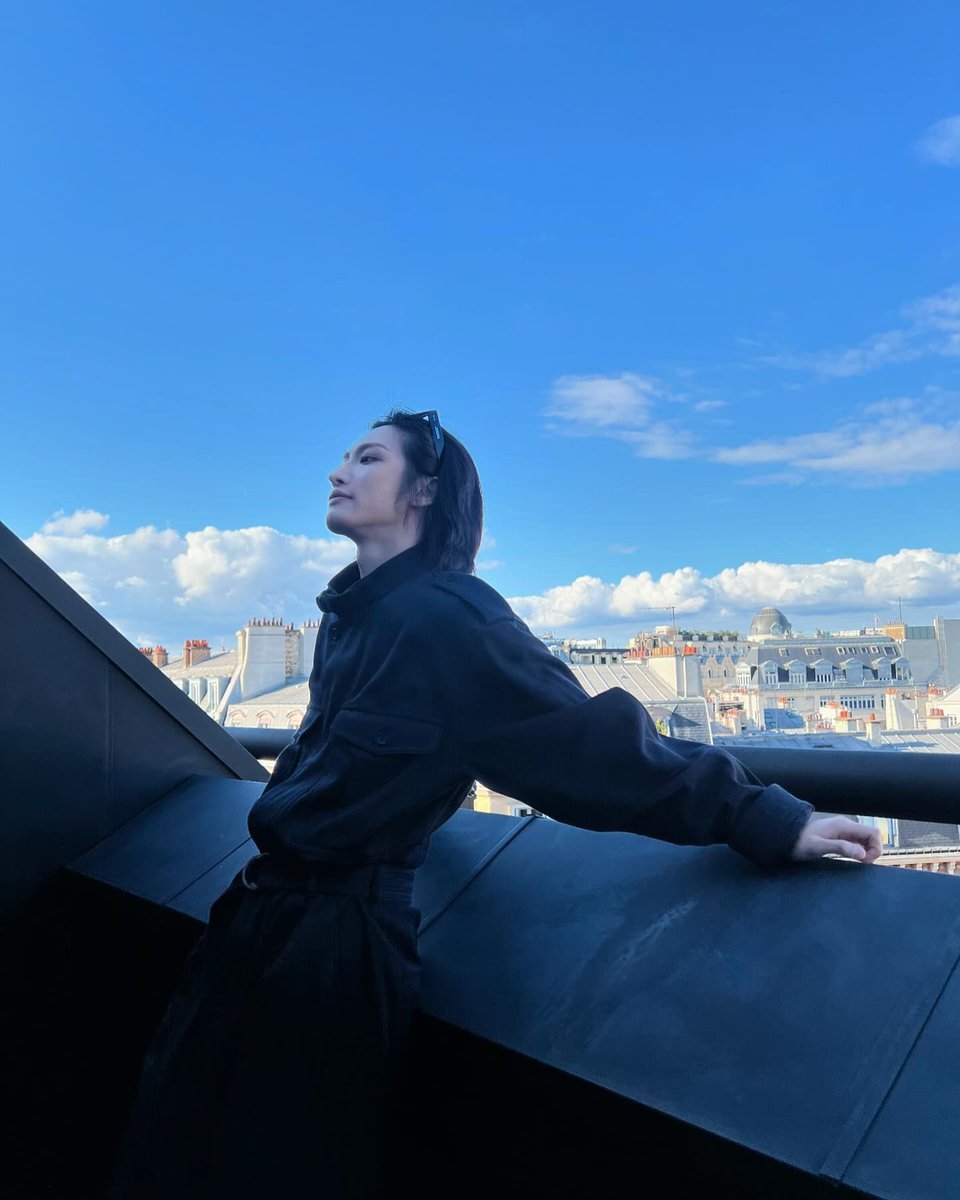 they kissed here btw