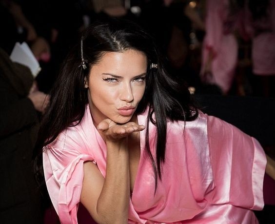 _lolifroyd's tweet photo. Victoria’s Secret 2024 🪽

- คัมแบคกลับมาในรอบ 6 ปี
- Tyra Banks คัมแบคในรอบ19ปี
- Adriana Lima กลับมาเดินแบบให้ หลังจากประกาศแกรดไปเมื่อปี 2018
- Lisa ศลป. kpop คนไทยคนแรกที่ได้ขึ้นโชว์ 
- เป็นปีแรกที่ศลป.ที่ขึ้นแสดงเป็นผู้หญิงทั้งหมด

กำไรชีวิตมาก นี่ฟินสุดๆ 😭 https://t.co/ODq6iiGHba