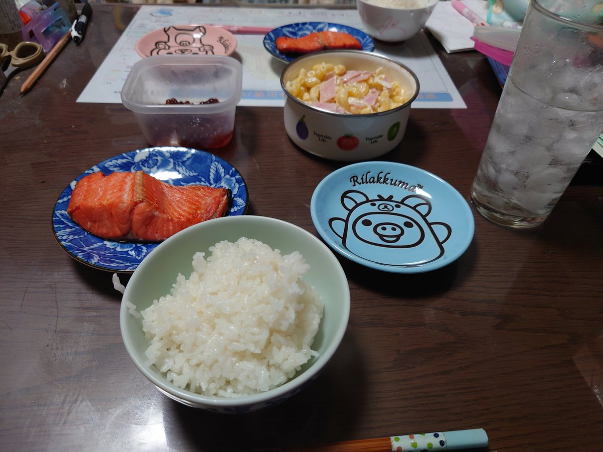 m3_toms's tweet photo. ゴリ🦍家晩御飯。夫婦二人だと作りすぎると食べきれないんだよね🥺  みなしんさんで購入した紅鮭フィーレと自家製筋子の味噌漬け。玉ねぎとマカロニのハムサラダ。マカロニサラダもひと工夫しましたw https://t.co/tJuDxT9eIh