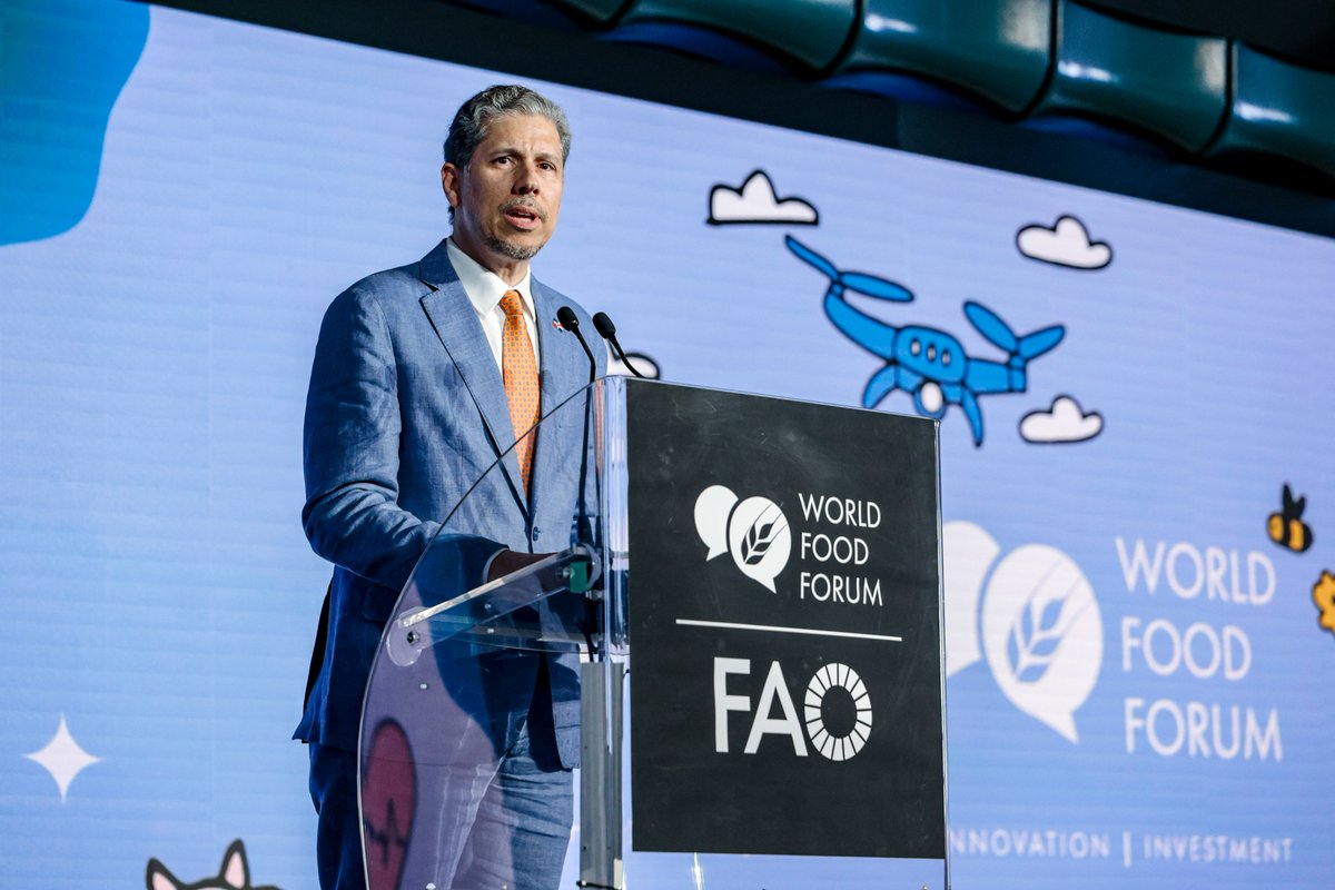 La Rep. Dom. destacó en la apertura del Foro Mundial de Agricultura Familiar en Roma, en el marco del #DíaMundialDeLaAlimentación. <a href="/MarioArvelo/">Mario Arvelo</a>, embajador ante FAO, PMA y FIDA, moderó el evento reafirmando el compromiso de 🇩🇴con la #AgriculturaFamiliar y la #SeguridadAlimentaria.