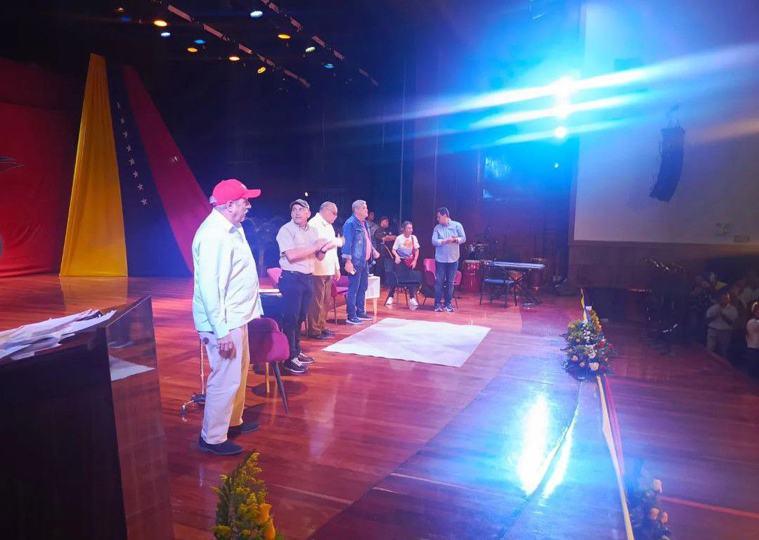 #15Oct || Desde el Auditorio #ChinoKhan <a href="/incretoficial/">INCRET | La Casa de la Clase Obrera</a>, celebramos la Asamblea con la #ClaseObrera, en la cual clausuramos la Etapa Consultiva de Preparación del Gran Congreso del Bloque Histórico Bolivariano de las 5 generaciones y las 7 transformaciones, a finales de este mes.