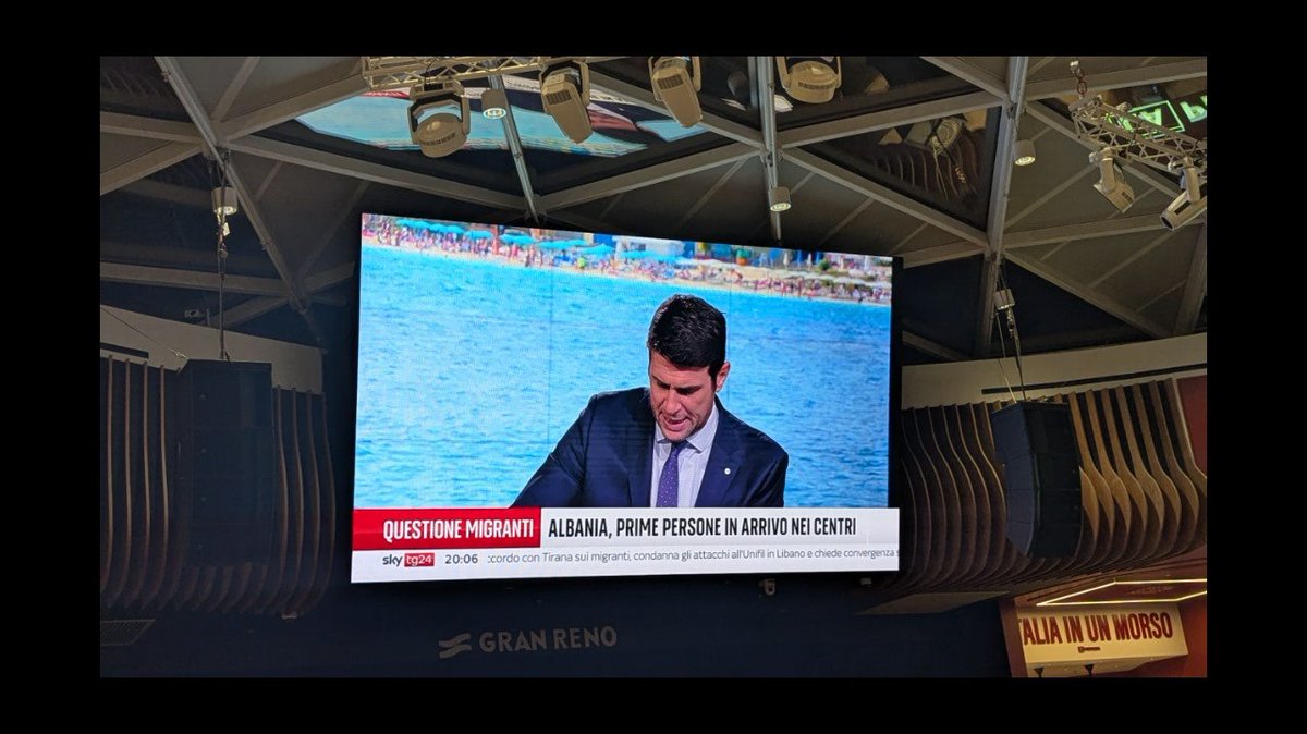 AndreaMagagni's tweet image. "metti uno sfondo a tema Albania"
@SkyTG24 ma come diavolo si fa a mettere quello sfondo quando si parla di un campo di detenzione!?
@lastknight fagli un corso base per favore!