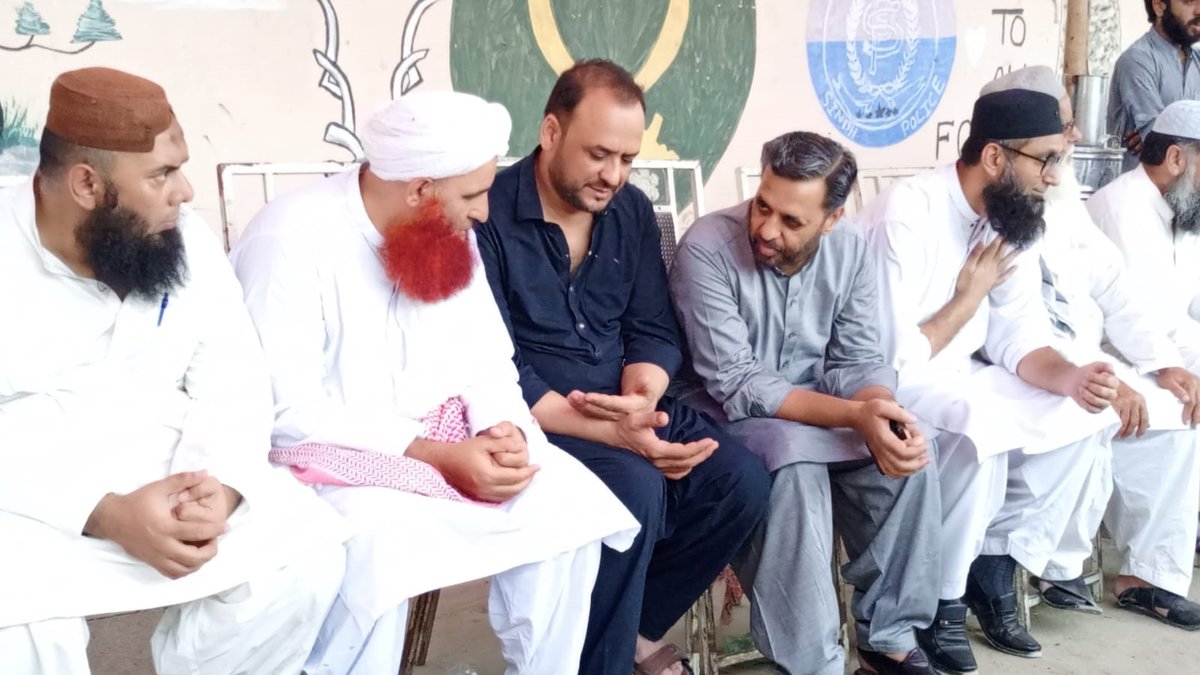 KamalMQM's tweet photo. بتاریخ 15 اکتوبر 2024ء

ایم کیو ایم پاکستان کے رہنما سید مصطفیٰ کمال نے اپنے حلقے این اے 242 میں رکن سندھ اسمبلی فہیم پٹنی کے ہمراہ اسنوپی ریسٹورنٹ کے مالک عمر گل کی اہلیہ اور صاحبزادی کے ٹریفک حادثے میں انتقال پر تعزیت کی اور دیگر زخمیوں کی جلد و مکمل صحتیابی کی دعا کی۔

#MQMPakistan #MustafaKamal #NA242 #BaldiaTown #Karachi #Pakistan