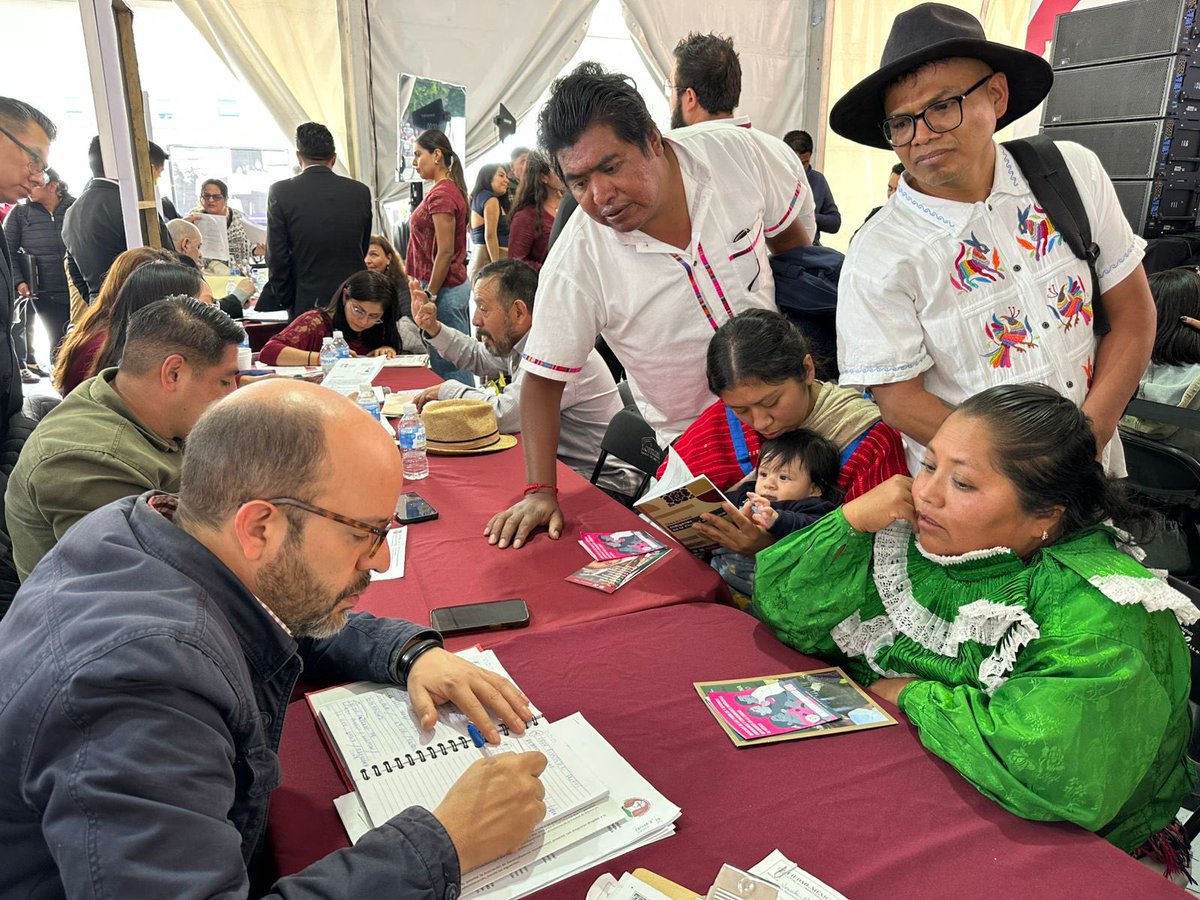 Vivienda_CDMX's tweet photo. Continuamos con la segunda jornada de atención personal del @GobCDMX encabezada por la #JefaDeGobierno @ClaraBrugadaM, "Zócalo de Gobierno Ciudadano". 

El titular de la Secretaría de @Vivienda_CDMX @IntiMunoz junto con los equipos de la @Comision_CDMX  y el @INVICDMX están para servirles . 

@jabnelym @LupitaChavez_C