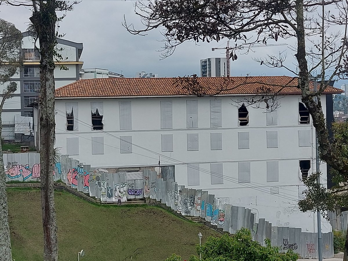 Hace 7 días se rompieron las lonas. Cuántos días son necesarios para su reparación? <a href="/JorgeERojasG/">Jorge Eduardo Rojas</a> <a href="/pautorosantana/">Paula Toro Santana</a> <a href="/paulalondonov/">Paula Londoño Vallejo</a>  <a href="/CiudadManizales/">Alcaldía de Manizales</a> <a href="/ConcejodeMzles/">Concejo de Manizales</a> <a href="/Julianelpolit/">Julián El Politólogo Concejal</a> <a href="/sdussan/">Santiago Dussán López</a> <a href="/RTVCco/">RTVC Colombia</a> <a href="/PlaneacionMzl/">Secretaría de Planeación</a> #bienesinterescultural #patrimoniocultural #mimanizalesdelalma