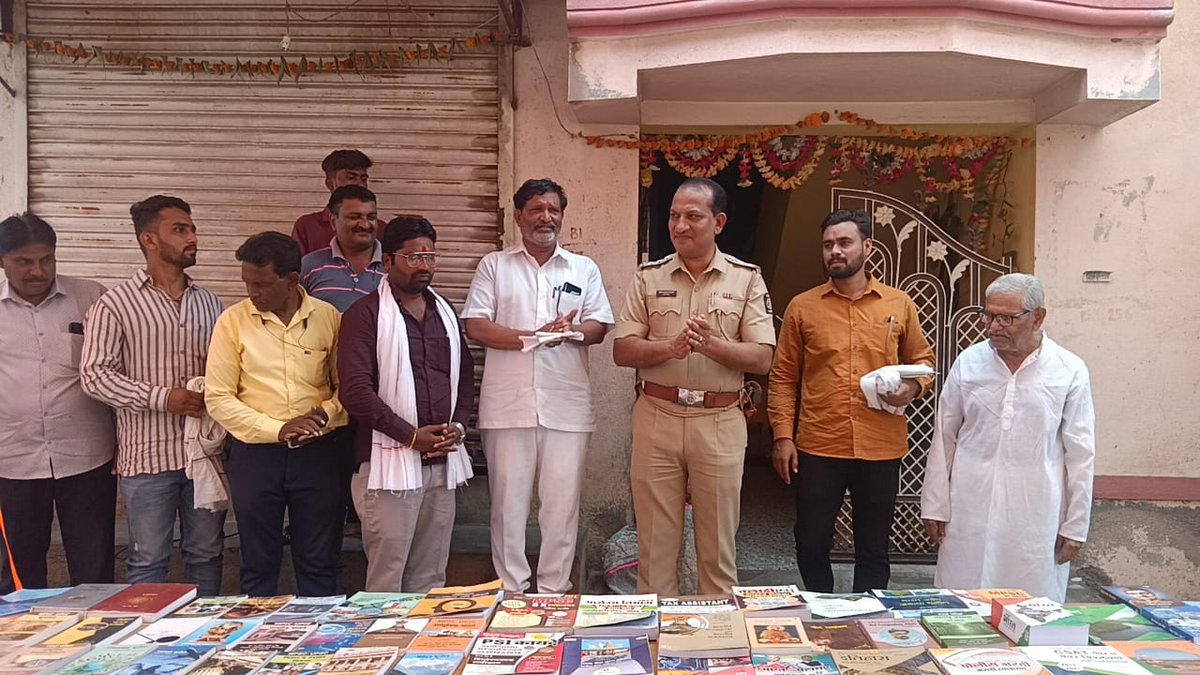 Amolgit69169001's tweet photo. मानवता सार्वजनिक वाचनालय पंचशील नगर वाशिम रोड बायपास अकोला या ग्रंथालयाच्या माध्यमातून वाचन प्रेरणा दिवस मोठ्या उत्साहात साजरा करण्यात आला कार्यक्रमाचे उद्घाटन श्री नितीन लेवरकर पोलीस निरीक्षक जुने शहर अकोला यांच्या हस्ते ग्रंथप्रदर्शनाचे उद्घाटन करण्यात आले... https://t.co/TtDJuFEyfe