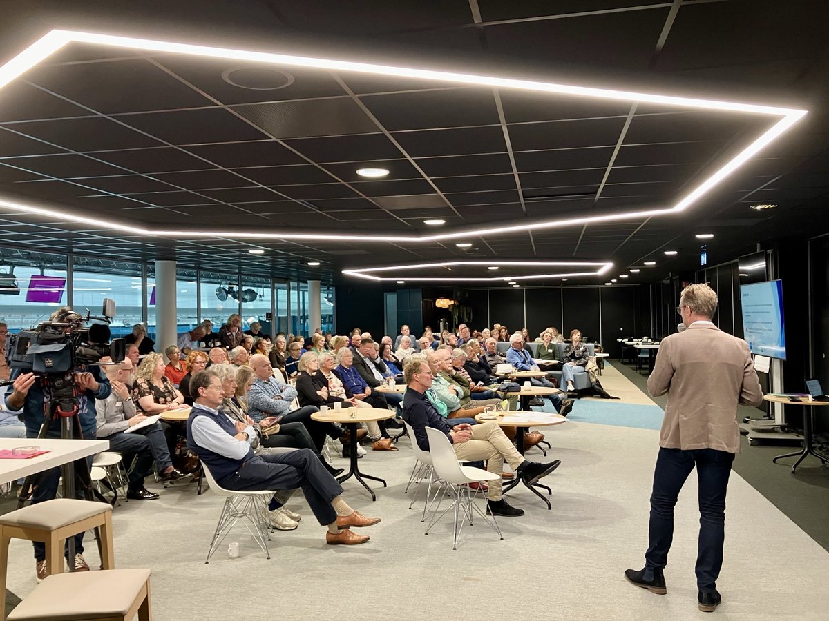Tjongerschansbestuurder Tjeerd Rijpma vertelt in volle zaal Thialf over de plannen voor de Friese ziekenhuizen. Zo’n 80 aanwezigen. ⁦<a href="/lc_nl/">Leeuwarder Courant</a>⁩