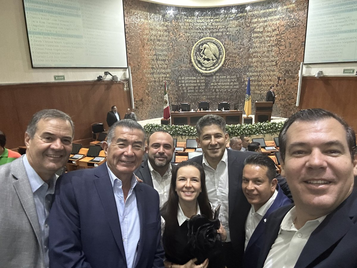 Estamos acompañando en su merecido homenaje al Secretario General de Gobierno, el Maestro <a href="/EnriqueIbarraP/">Enrique Ibarra</a> en el Congreso del Estado, toda una gran vida de logros y amigos en el servicio público 🙌🏼