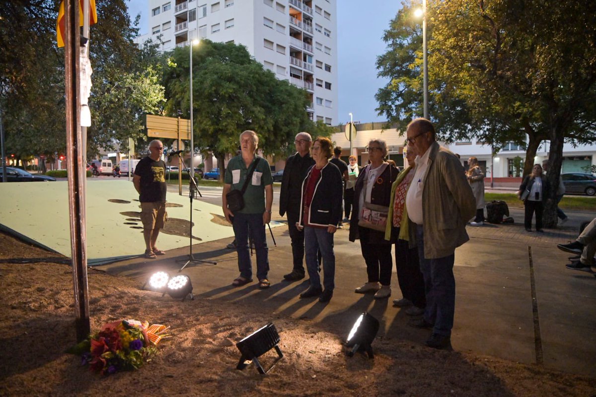 Ajuntament de Mataró (@matarocat) on Twitter photo La ciutat de #Mataró recorda #LluísCompanys 84 anys després del seu afusellament
👉🏼 Víctor Ligos, historiador, ha llegit la ressenya en la seva memòria
🎶 Entitats i partits polítics realitzen les ofrenes florals amb l’acompanyament del Cor Modern a Cappella de l’<a href="/EMMMataro/">EMM Mataró</a> La ciutat de #Mataró recorda #LluísCompanys 84 anys després del seu afusellament
👉🏼 Víctor Ligos, historiador, ha llegit la ressenya en la seva memòria
🎶 Entitats i partits polítics realitzen les ofrenes florals amb l’acompanyament del Cor Modern a Cappella de l’<a href="/EMMMataro/">EMM Mataró</a>