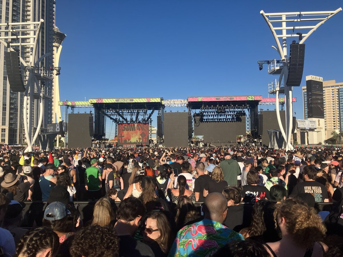 THESE ARE THE STAGES FALL OUT BOY AND MCR ARE PLAYING IN?? one after the other??? so they can be both on stage at the same time and then dan and phil will appear holding a gay fl-