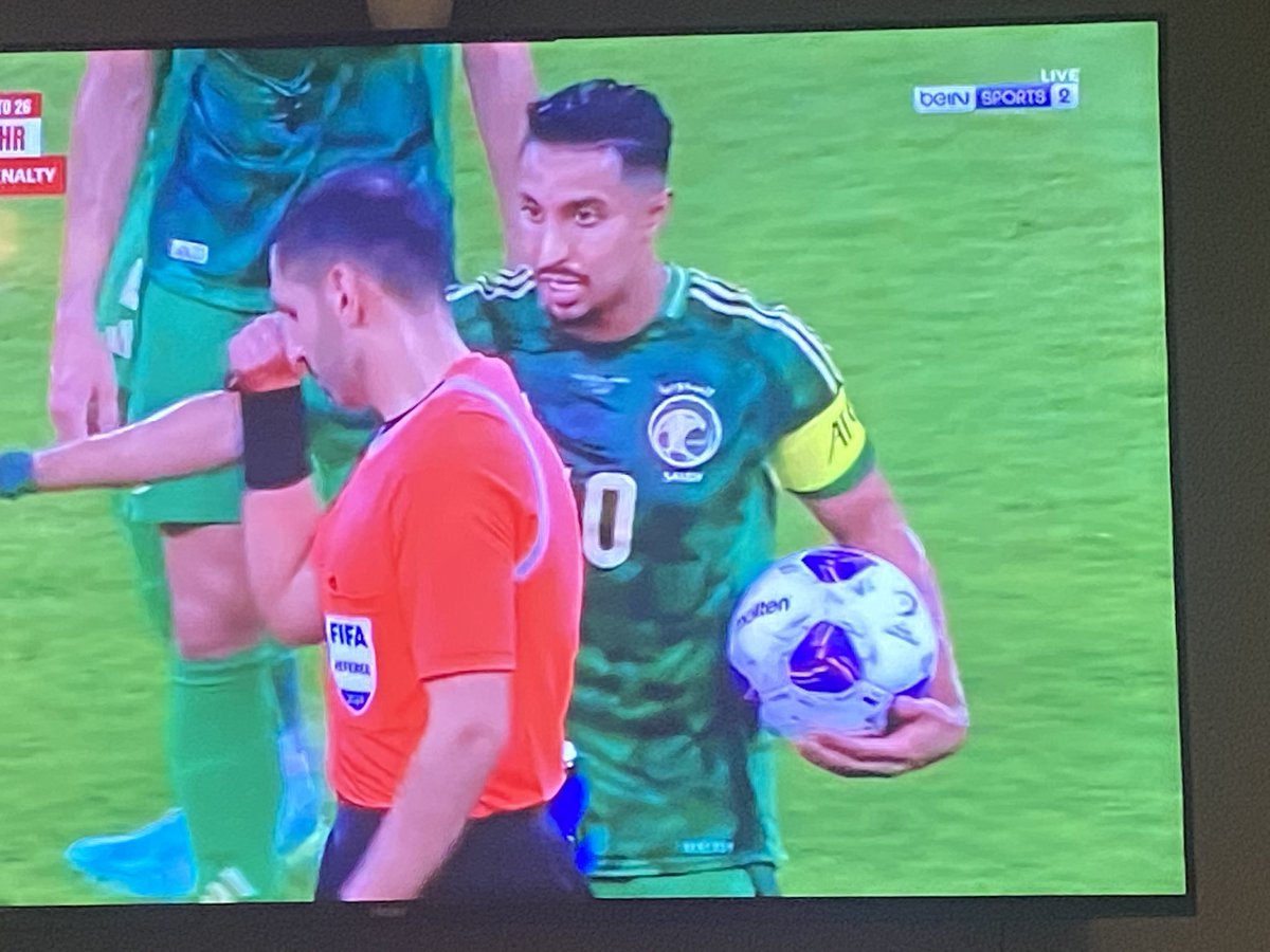 هابو هالوجه ومن حطك كابتن 
من شفته شايل الكورة ويلاحق الحكم وانا عارف انه طجمه يبي مجد شخصي 

 #السعوديه_البحرين