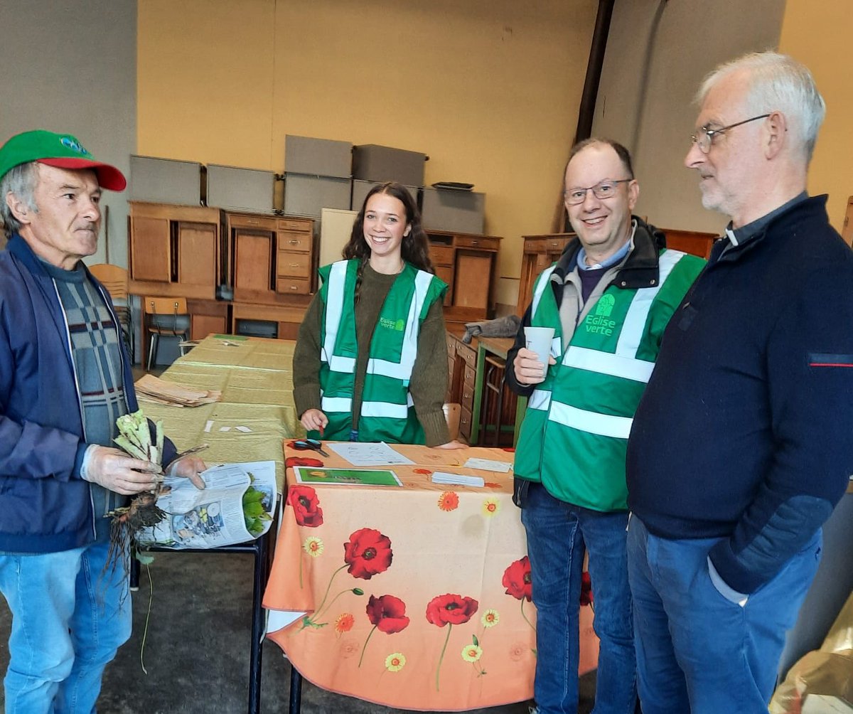 MarcChanlon's tweet photo. L'équipe Eglise Verte et notre curé, le Père Rémy, tous prêts à accueillir les participants de ce 7ème troc plantes et graines à Derval samedi dernier, 12 octobre 2024
@egliseverte https://t.co/0OCU3WcAHL