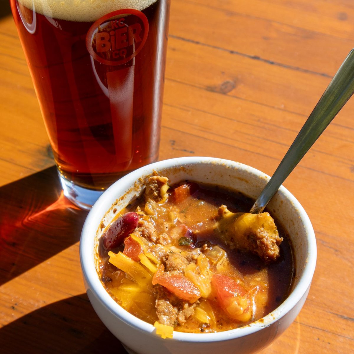 Two words: SOUP SEASON🍲 

Warm up with our Bierkäsesuppe or NEW Dunkel Brat Chili, available in bread bowls starting today!