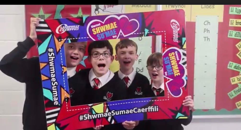 Cwmrhymni's tweet photo. SHWMAE! SU’MAE!
Am ddiwrnod anhygoel! Diolch i bawb am eich brwdfrydedd ffab heddiw!
❤️💚🤍🏴󠁧󠁢󠁷󠁬󠁳󠁿
What a truly fantastic day! Thank you all for your enthusiastic “Shumaes” today! https://t.co/4sbQ8HwExM