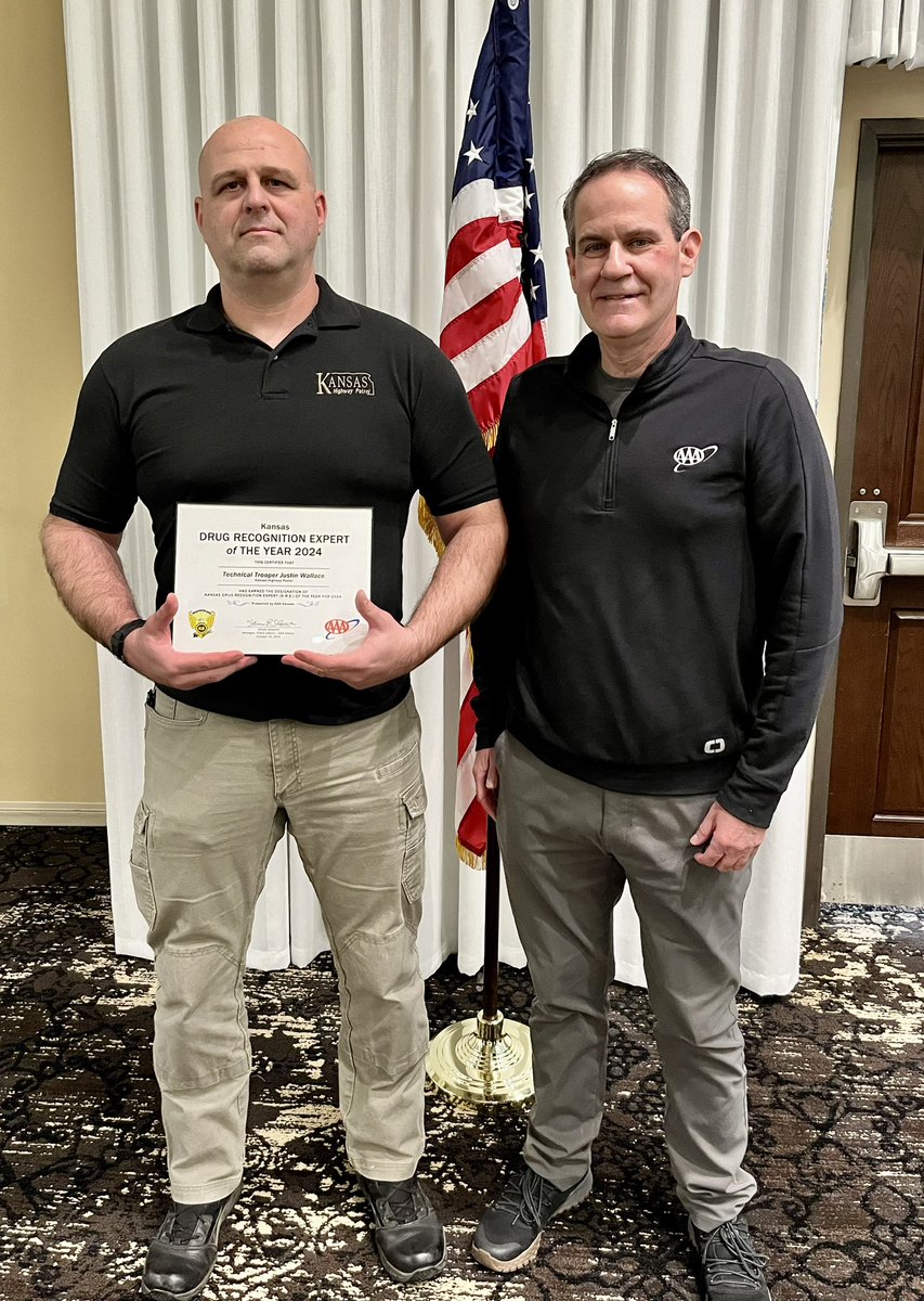 AAAKansasNews's tweet photo. AAA Kansas Public Affairs mgr. Shawn Steward (R) was honored to present the 2024 AAA Kansas Drug Recognition Expert (DRE) of the Year award to Technical Trooper Justin Wallace (L) of @kshighwaypatrol Troop G (@KansasTurnpike) based in Wichita. Great work and well deserved honor! https://t.co/T7mCmuHQas