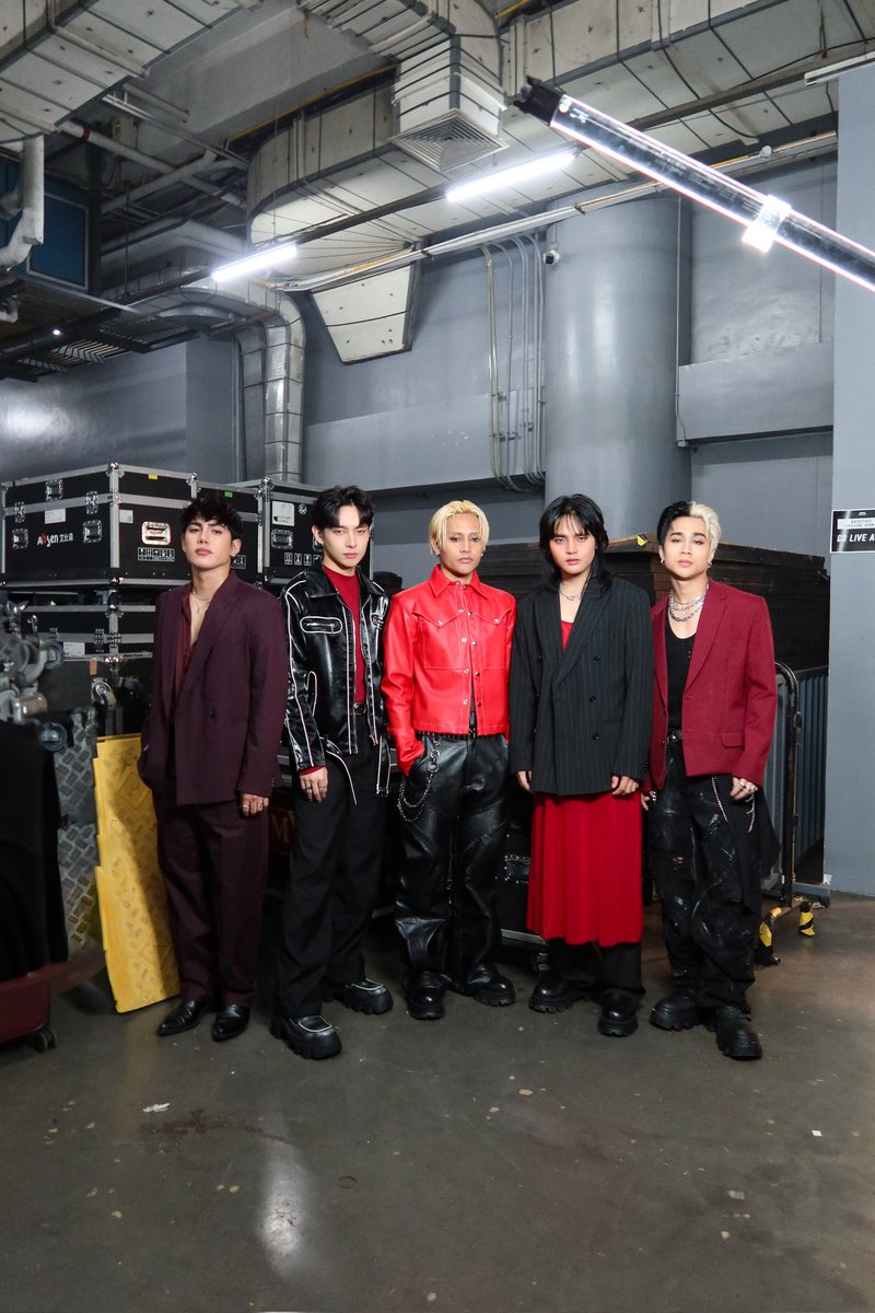 🔴⚫️

Powerful, clean, and unapologetically bold. SB19 taking over the Main Stage—no fuss, just greatness. Periodt!

Styled by #TEAMRAINXEM
#SB19atBillboardPHMainstage 
<a href="/SB19Official/">SB19 Official</a> #SB19