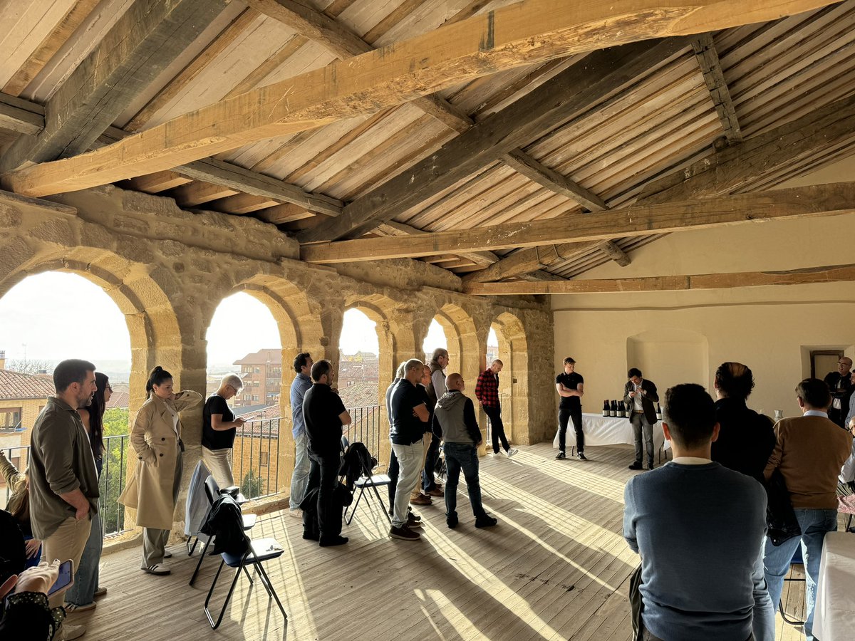 Acompañados en ese camino por Telmo Rodríguez, 5 viticultores de Labastida han presentado hoy 5 nuevos vinos de sus mejores parcelas. 🍇 

Poniendo en valor la calidad de nuestros vinos, rendimos el mejor homenaje posible a nuestra Historia.